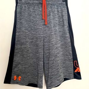 Under Armour shorts boys size YXL loose fit HeatGear